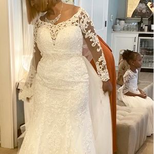 One of kind Dariana's Size 12 Ivory Cathedral Lace Wedding Dress